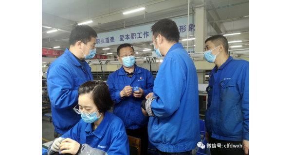 ▌長嶺紡電新聞 ▌ 走在前 做表率 助生產(chǎn) 保交付 長嶺紡電新產(chǎn)品生產(chǎn)任務緊，機關(guān)支部來幫忙